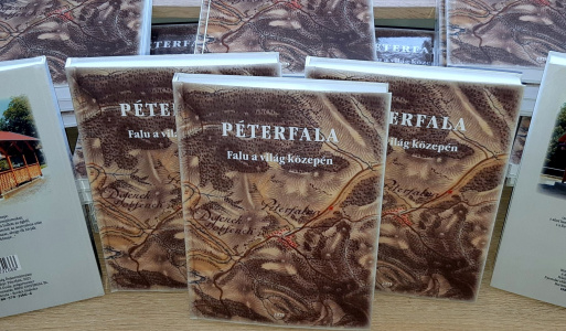 Péterfala - Falu a világ közepén (dotácia BGA támogatásával) Kniha o každodennom živote v obci Petrovce - s finančnou podporou Bethlen Gábor Alap. Egy könyv Péterfala múltjáról és jelenéről a Bethlen Gábor alap anyagi támogatásával